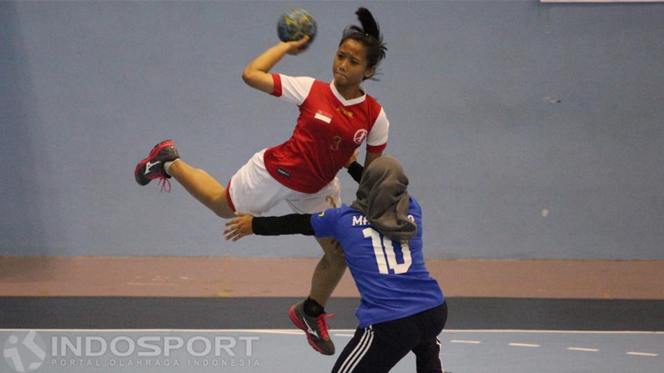Pemain putri Indonesia (kiri) saat ingin mencetak angka.
